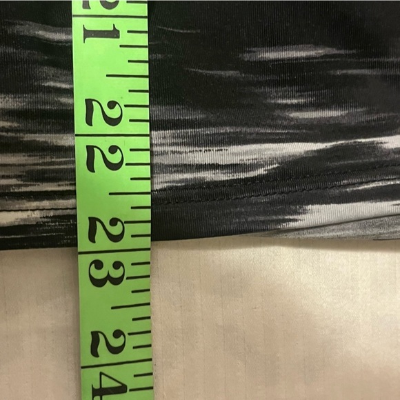 Nike Black and White Sports Top with Built in Bra, size XL - Picture 9 of 9